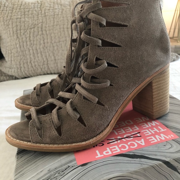 Darling ankle tie Taupe Suede sandal - Picture 4 of 4